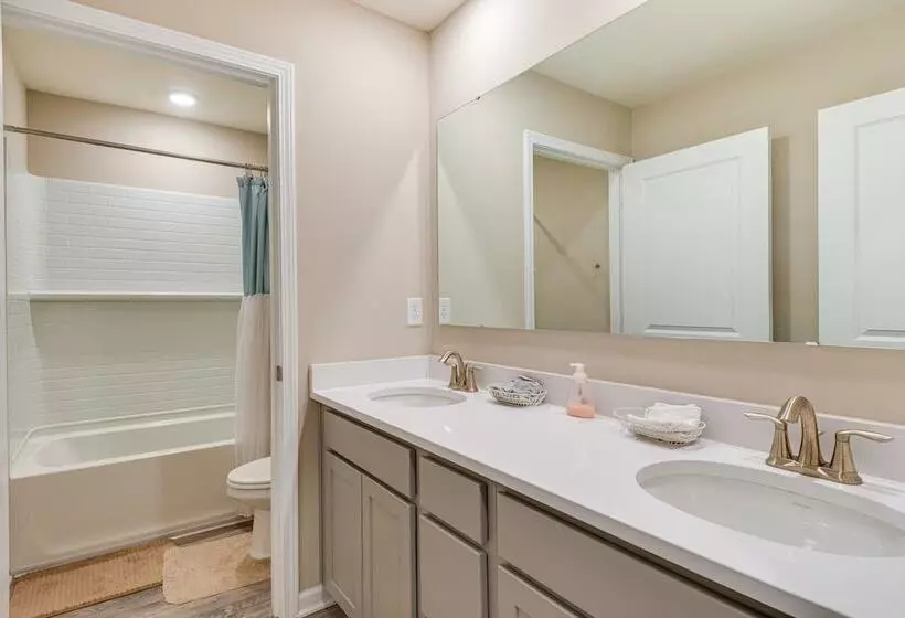 Spacious Camby Home W/ Community Pool + Park!