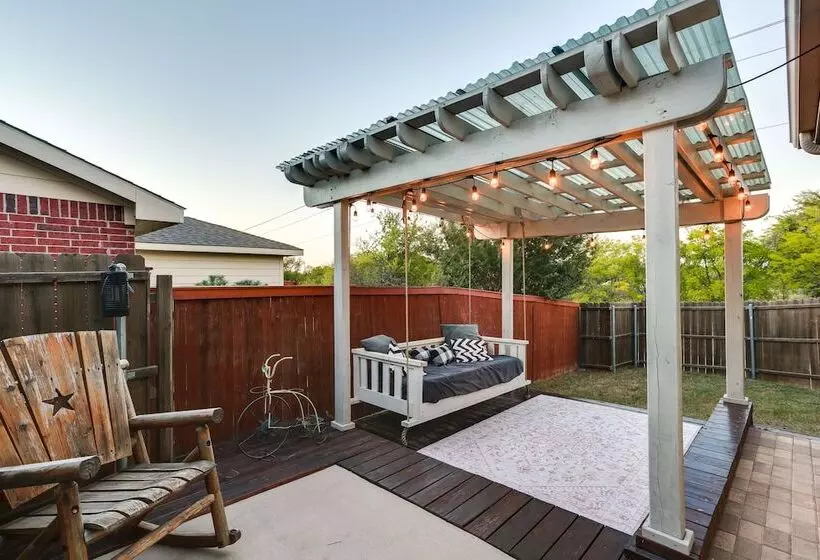 Patio, Pergola & Pool Access: Aubrey Retreat!