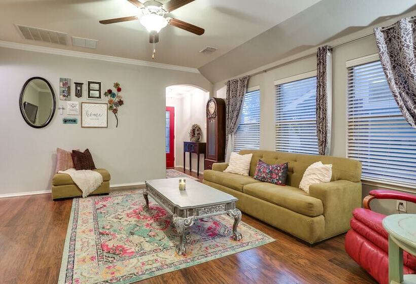 Patio, Pergola & Pool Access: Aubrey Retreat!