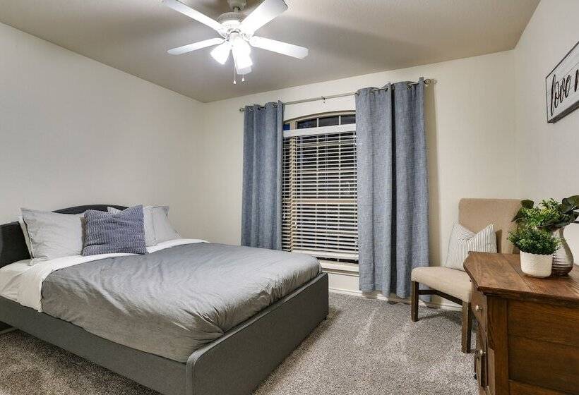 Patio, Pergola & Pool Access: Aubrey Retreat!