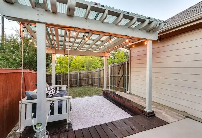 Patio, Pergola & Pool Access: Aubrey Retreat!