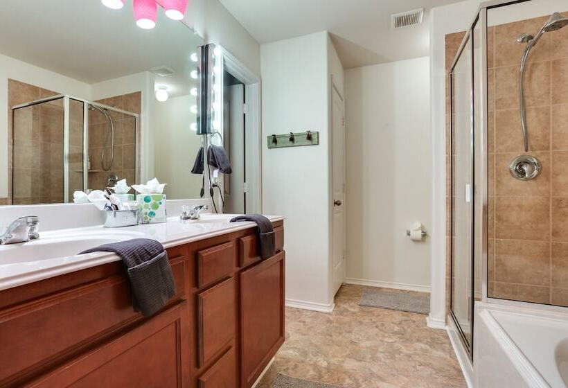 Patio, Pergola & Pool Access: Aubrey Retreat!