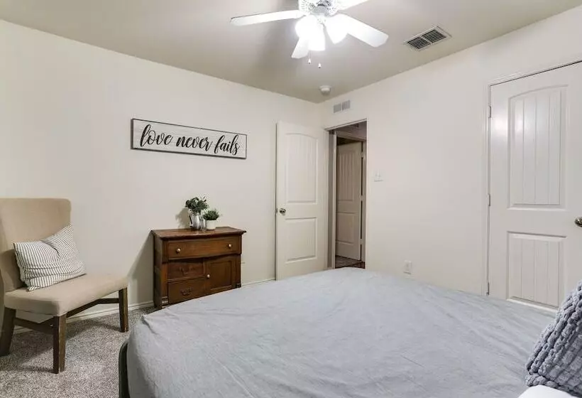 Patio, Pergola & Pool Access: Aubrey Retreat!