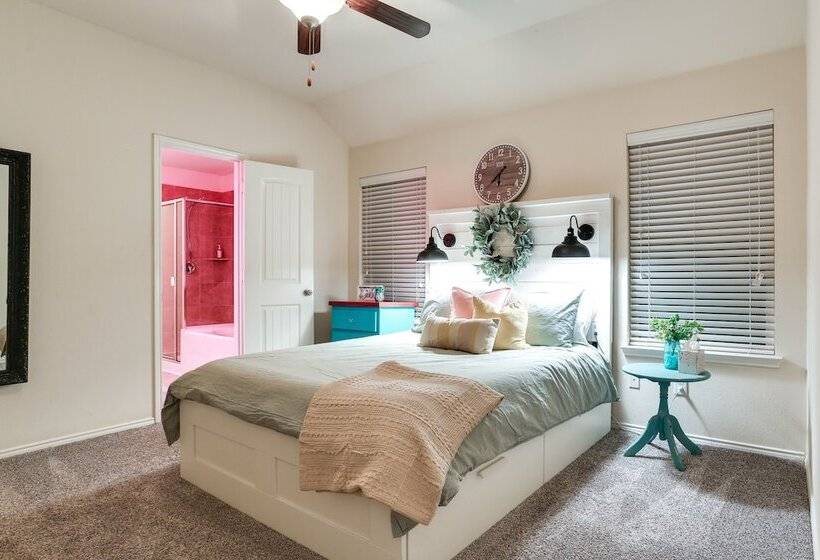 Patio, Pergola & Pool Access: Aubrey Retreat!