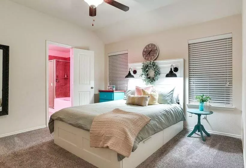 Patio, Pergola & Pool Access: Aubrey Retreat!