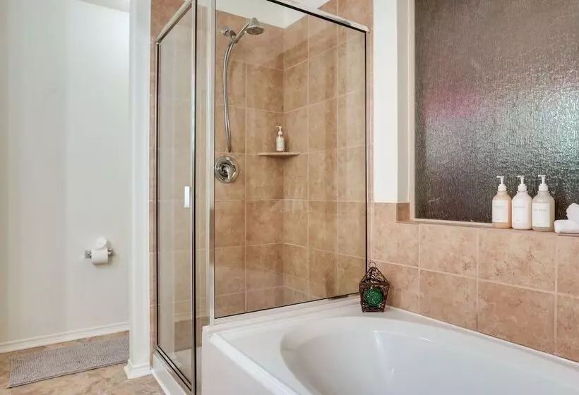 Patio, Pergola & Pool Access: Aubrey Retreat!