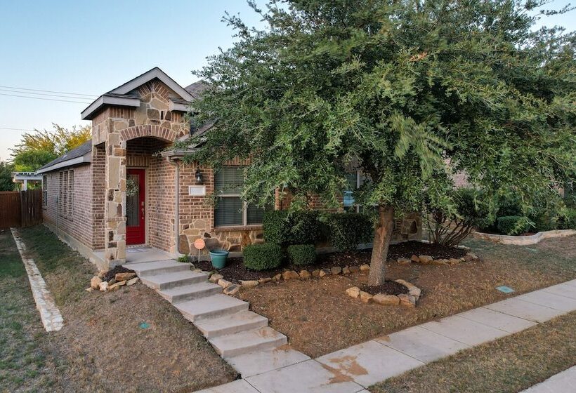 Patio, Pergola & Pool Access: Aubrey Retreat!