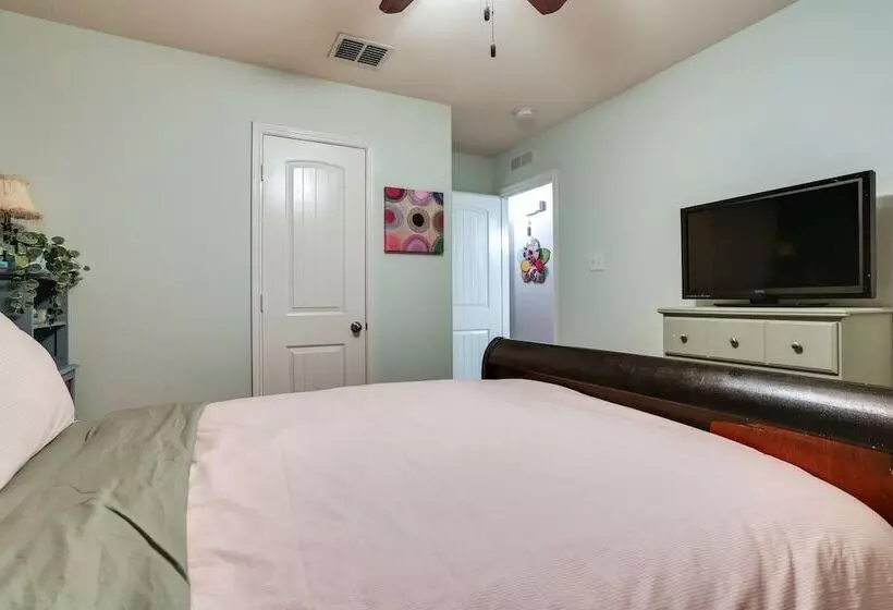 Patio, Pergola & Pool Access: Aubrey Retreat!