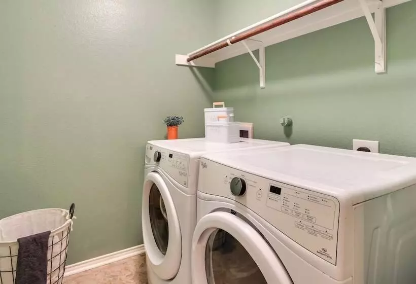 Patio, Pergola & Pool Access: Aubrey Retreat!