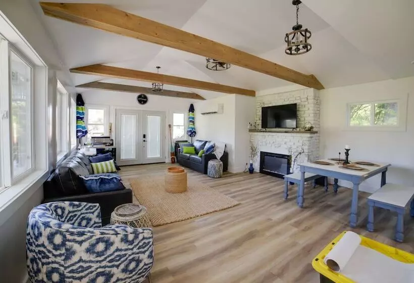 Stylish Grass Lake Retreat   Steps To Park!