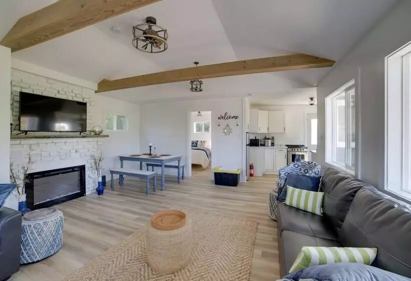 Stylish Grass Lake Retreat   Steps To Park!