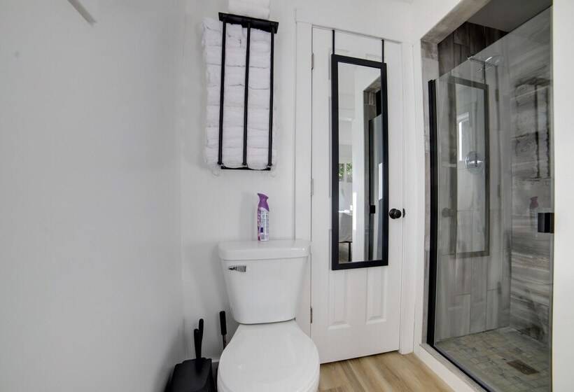 Stylish Grass Lake Retreat   Steps To Park!