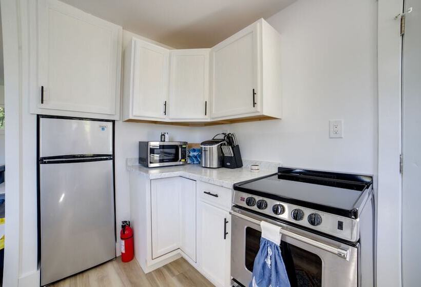 Stylish Grass Lake Retreat   Steps To Park!