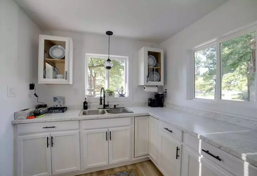 Stylish Grass Lake Retreat   Steps To Park!