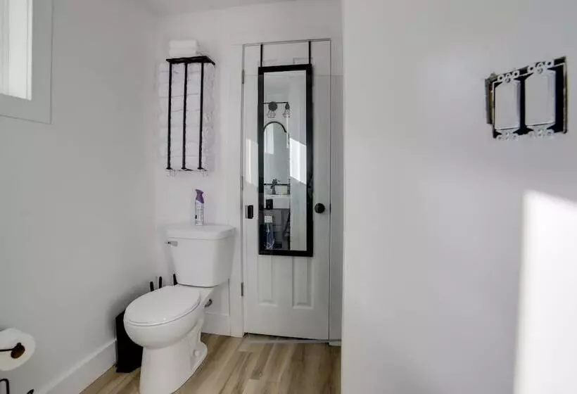 Stylish Grass Lake Retreat   Steps To Park!