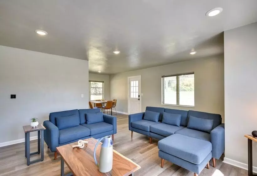 Vibrant Deland House Near Stetson University!