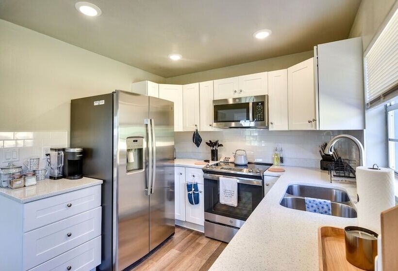 Vibrant Deland House Near Stetson University!