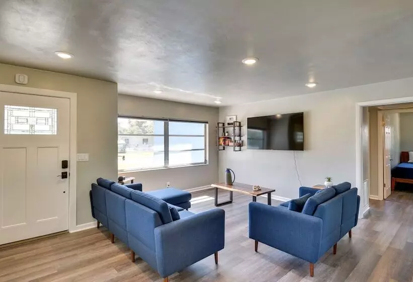 Vibrant Deland House Near Stetson University!