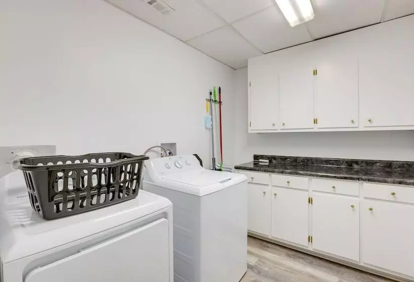 Alabama Retreat W/ Private Pond, Deck & Pool Table