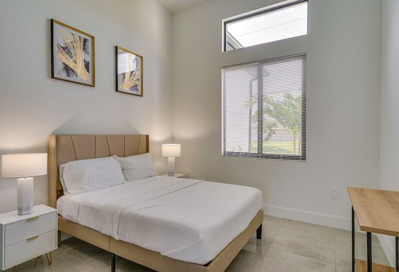 Pool & Outdoor Kitchen: Waterfront Cape Coral Home