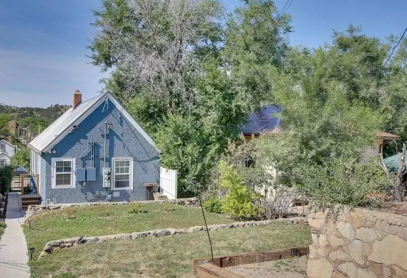 Black Hills Basecamp: Historic Rapid City Home!