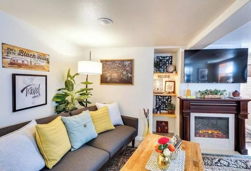 Black Hills Basecamp: Historic Rapid City Home!