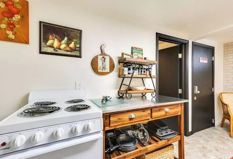 Black Hills Basecamp: Historic Rapid City Home!