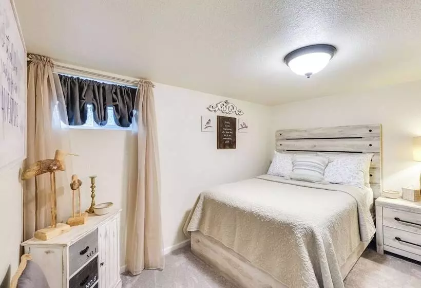 Black Hills Basecamp: Historic Rapid City Home!
