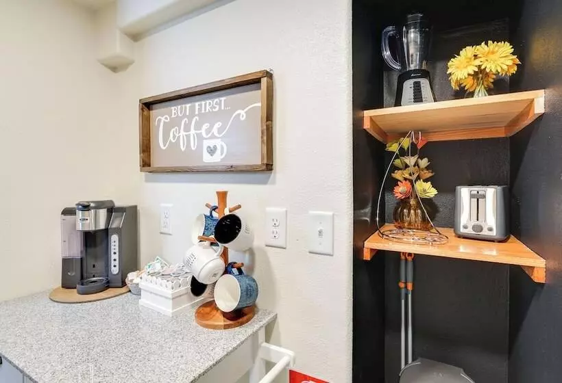 Black Hills Basecamp: Historic Rapid City Home!