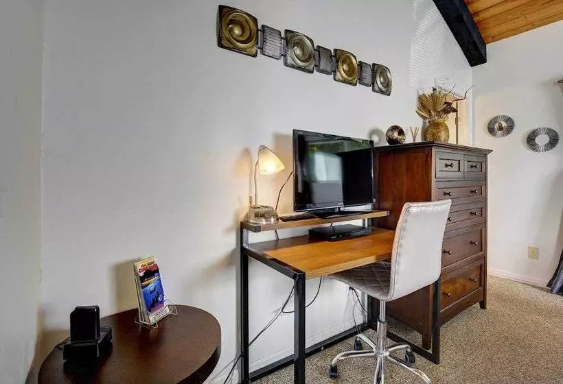 Cozy Kona Coast Apt W/ Lanai ~ 8 Miles To Beach!