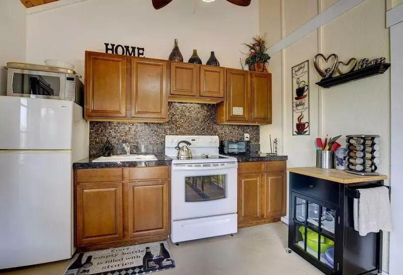 Cozy Kona Coast Apt W/ Lanai ~ 8 Miles To Beach!