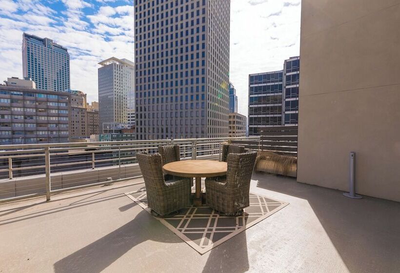 Festive 4br Condo In The Heart Of Nola