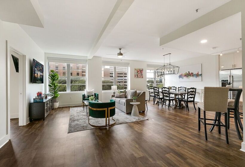 Festive 4br Condo In The Heart Of Nola