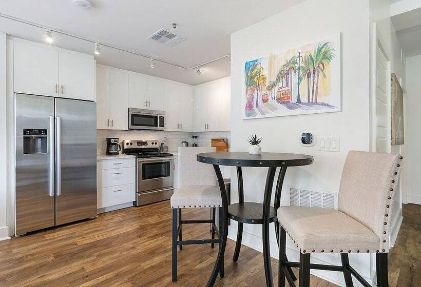 Festive 4br Condo In The Heart Of Nola