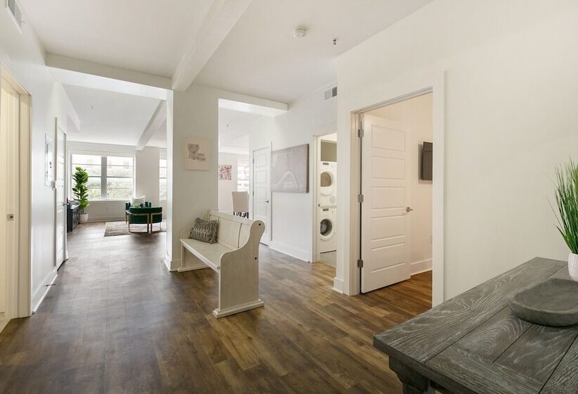 Festive 4br Condo In The Heart Of Nola