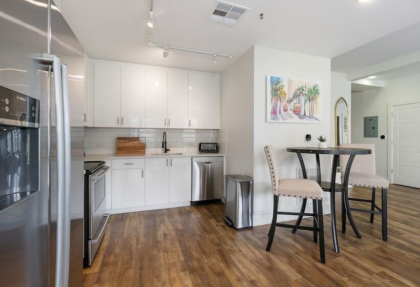 Festive 4br Condo In The Heart Of Nola