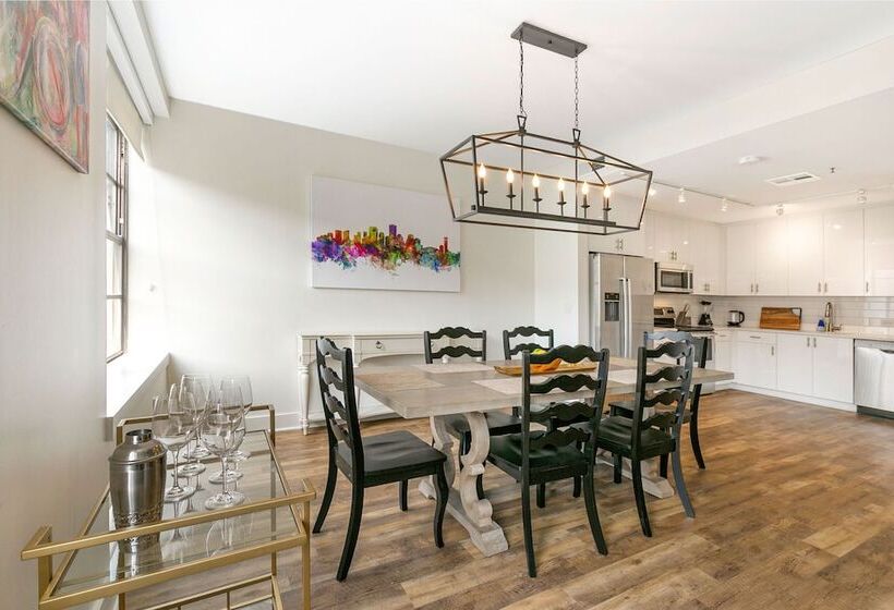 Festive 4br Condo In The Heart Of Nola