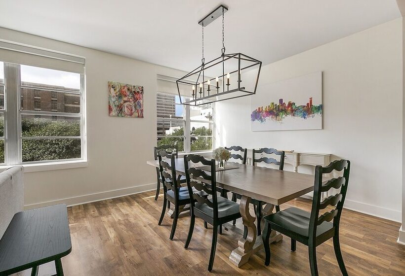 Festive 4br Condo In The Heart Of Nola