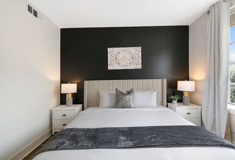 Festive 4br Condo In The Heart Of Nola