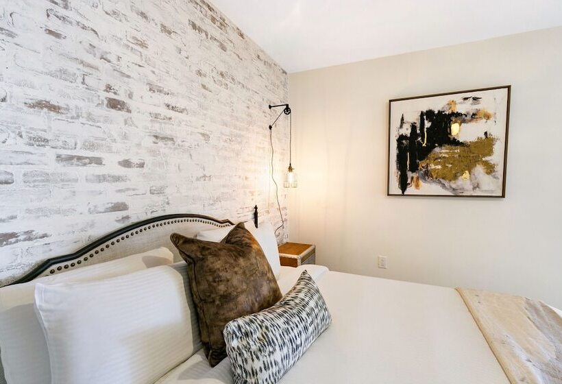 Festive 4br Condo In The Heart Of Nola