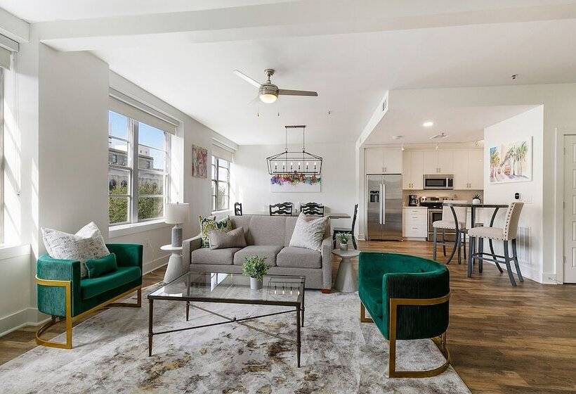 Festive 4br Condo In The Heart Of Nola