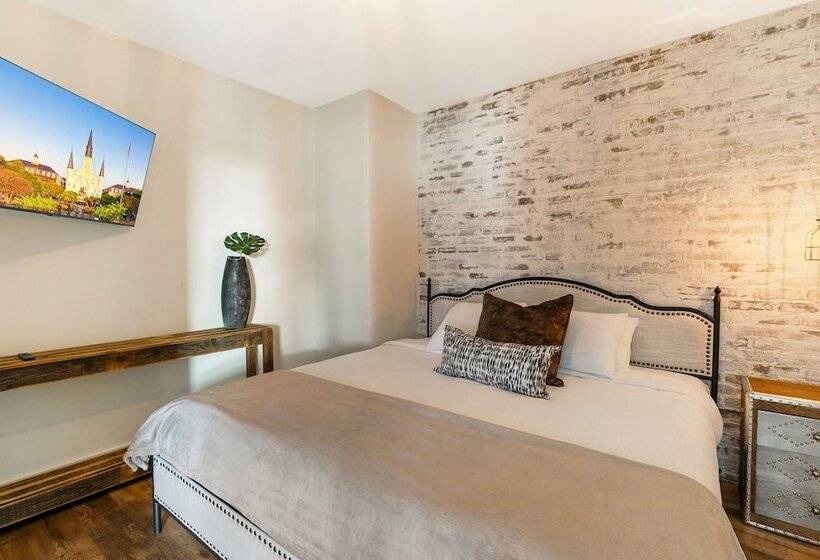 Festive 4br Condo In The Heart Of Nola