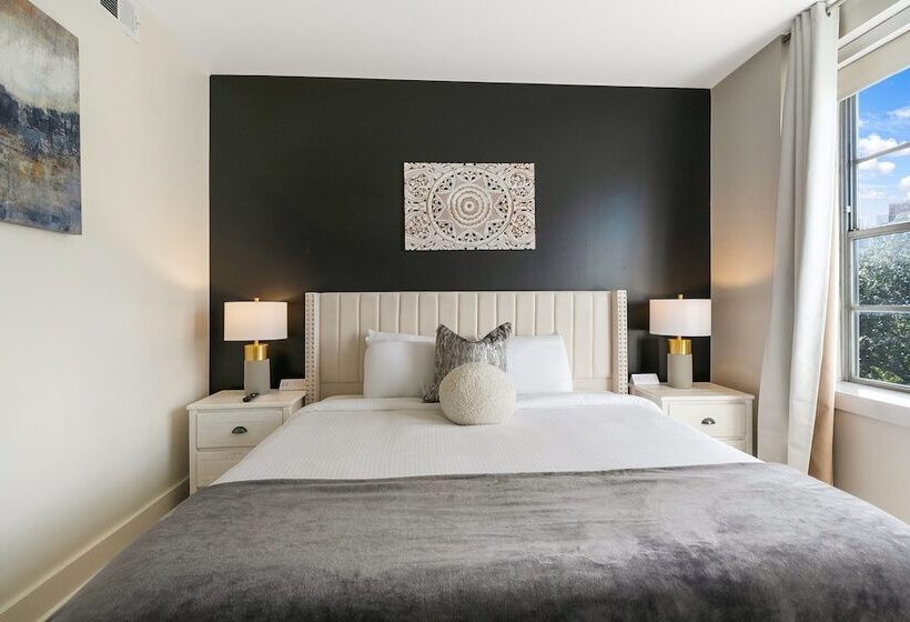 Festive 4br Condo In The Heart Of Nola