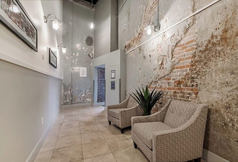 Festive 4br Condo In The Heart Of Nola