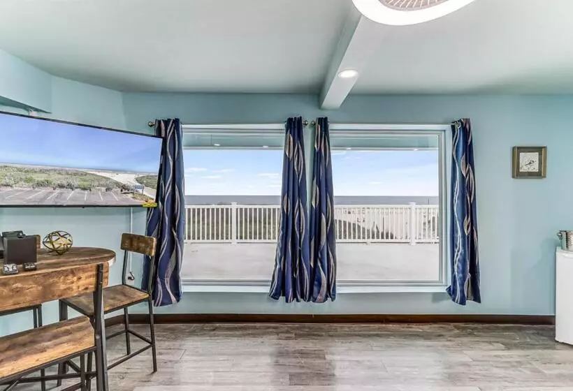 Seaside Boutique Hotel, Waves At Your Doorstep