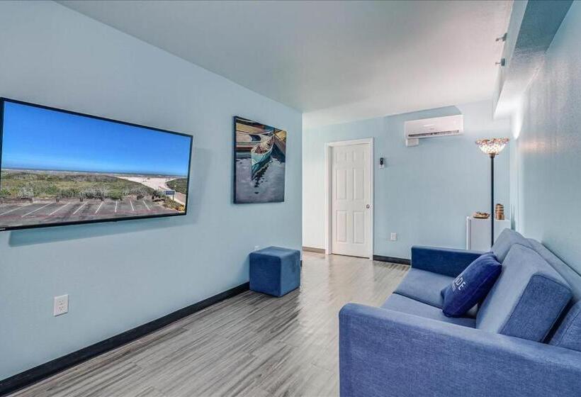 Seaside Boutique Hotel, Waves At Your Doorstep