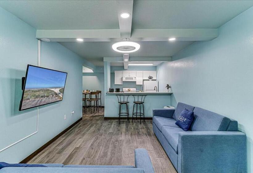 Seaside Boutique Hotel, Waves At Your Doorstep