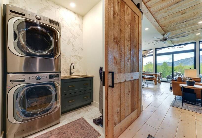 Modern Turnerville Cabin W/ Hot Tub & Scenic Views