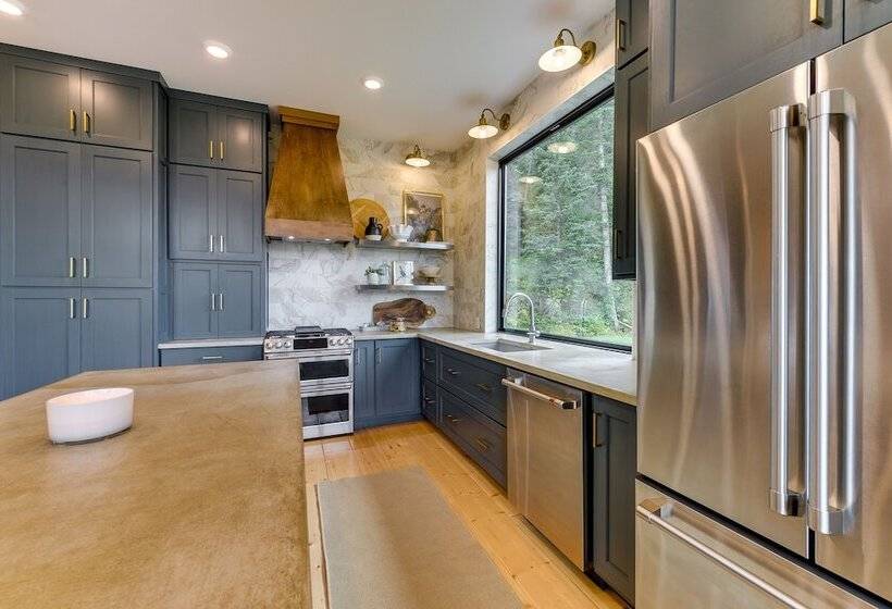 Modern Turnerville Cabin W/ Hot Tub & Scenic Views