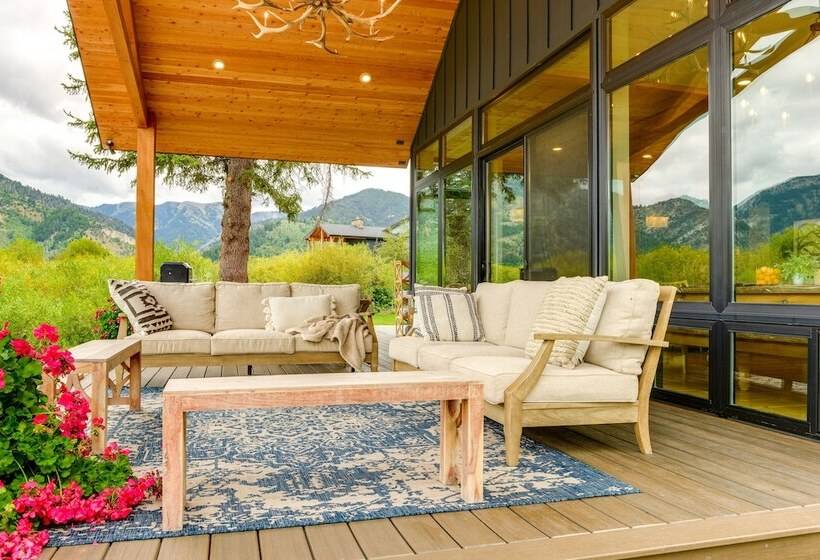 Modern Turnerville Cabin W/ Hot Tub & Scenic Views